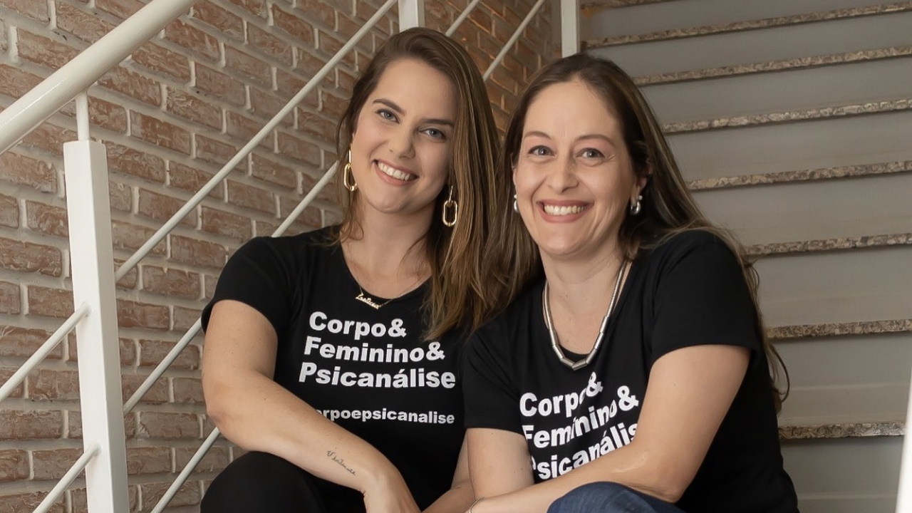 Letícia e Muriel sentadas na escada, responsáveis pelo projeto Corpo e Psicanálise.