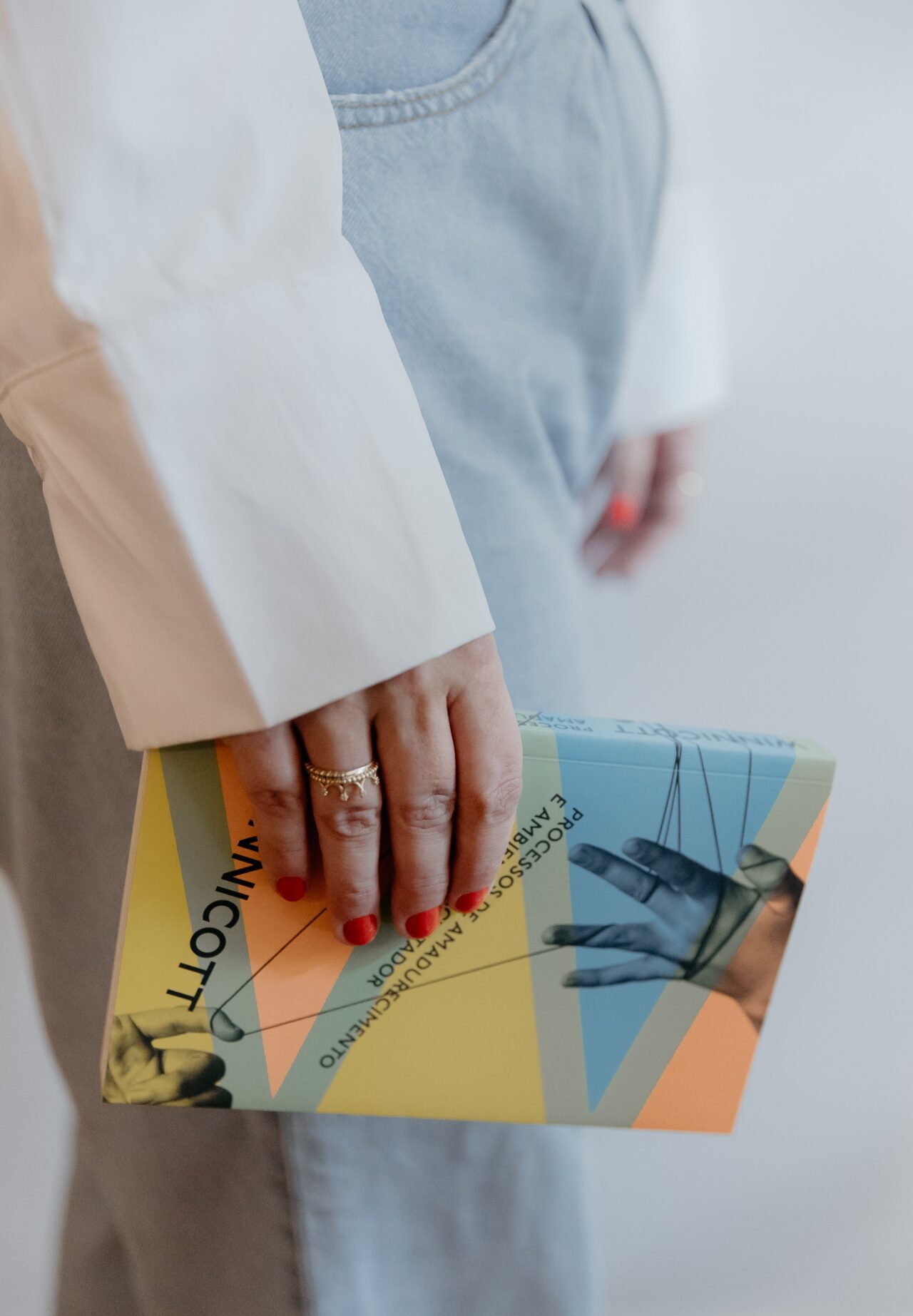 Letícia com um livro na mão