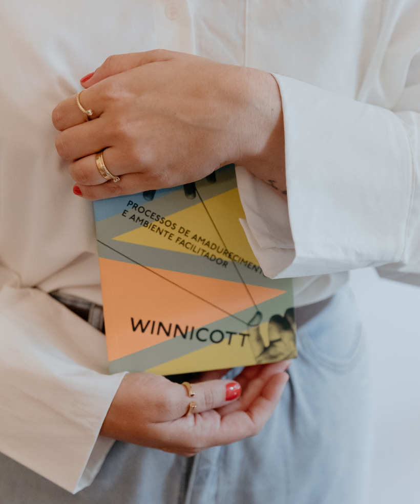 Letícia segurando um livro de Winnicott